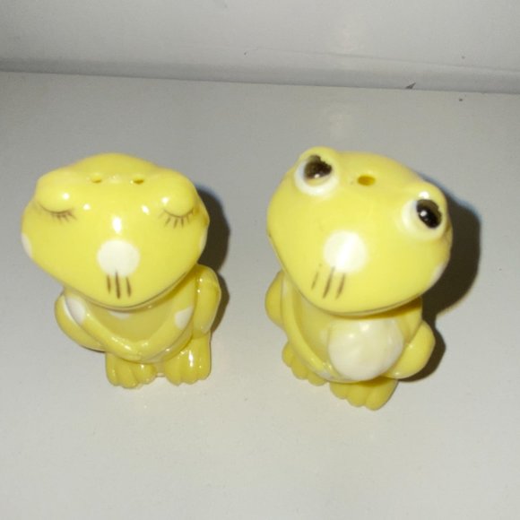 Plastic Yellow Frogs Salt and Pepper Shakers Kitsch Vintage 1950s Collectible - Picture 2 of 4